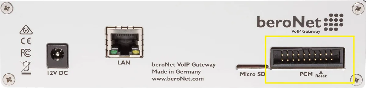 Задняя панель шлюза beroNet: разъём питания 12V DC, порт LAN, слот Micro SD и выделенный жёлтой рамкой разъём PCM с меткой Reset